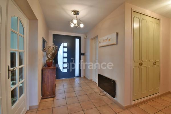 PEYRUIS (04) Villa de 247 m2 avec piscine édifiée sur une parcelle de 2400 m2.