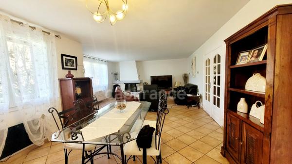 PEYRUIS (04) Villa de 247 m2 avec piscine édifiée sur une parcelle de 2400 m2.