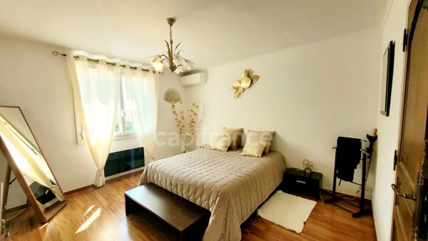 PEYRUIS (04) Villa de 247 m2 avec piscine édifiée sur une parcelle de 2400 m2.