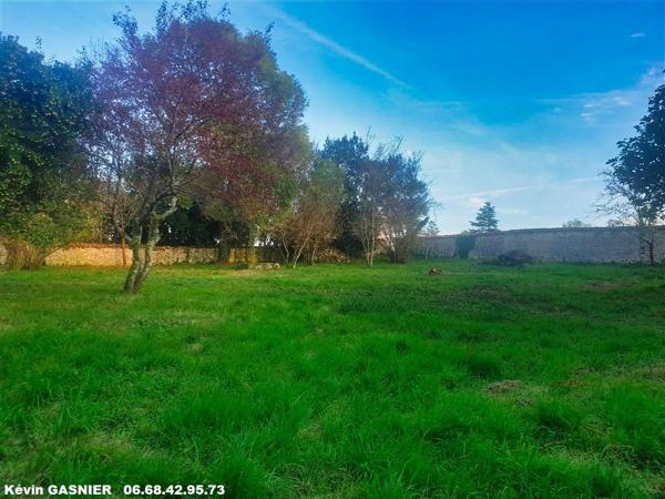 CHAMPNIERS (16430) : Terrain constructible proche zone commerciale