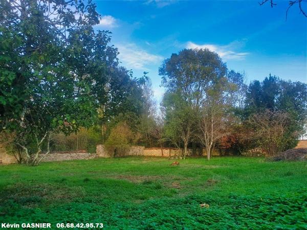 CHAMPNIERS (16430) : Terrain constructible proche zone commerciale