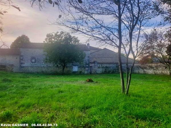 CHAMPNIERS (16430) : Terrain constructible proche zone commerciale