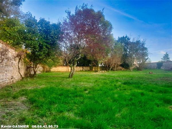 CHAMPNIERS (16430) : Terrain constructible proche zone commerciale