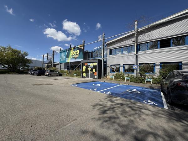 Bureaux avec grand parking et effet d'enseigne