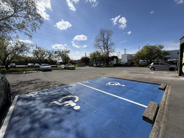 Bureaux avec grand parking et effet d'enseigne