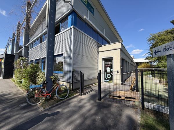 Bureaux avec grand parking et effet d'enseigne