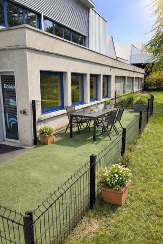 Bureaux avec grand parking et effet d'enseigne