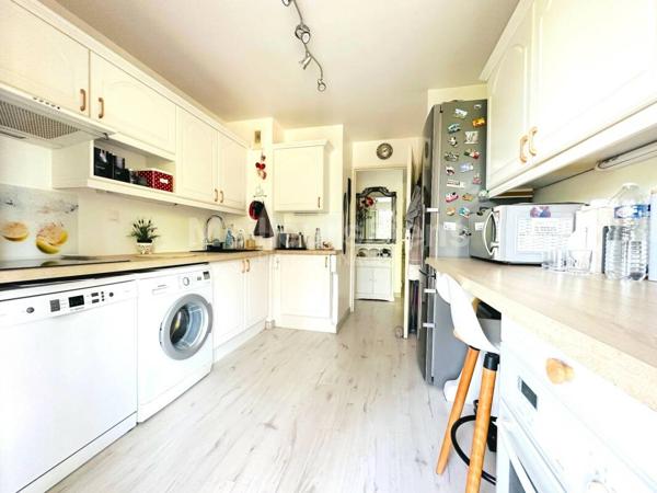 PROCHE CENTRE DANS RESIDENCE DE STANDING BEL APPARTEMENT 3 PIECES DE 71 M2 AVEC 3 TERRASSES