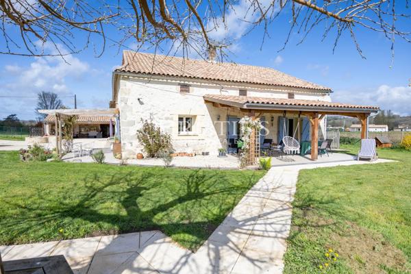 La Ferme de Cerisier Intemporelle Offrant des Vues de Campagne