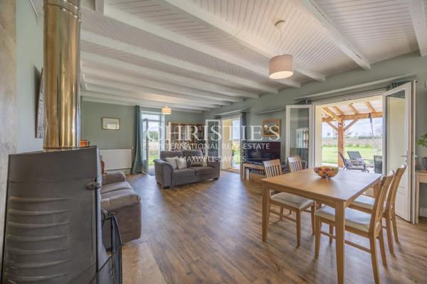 La Ferme de Cerisier Intemporelle Offrant des Vues de Campagne