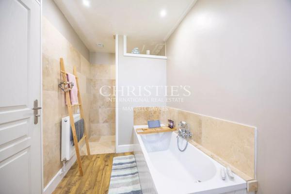 La Ferme de Cerisier Intemporelle Offrant des Vues de Campagne