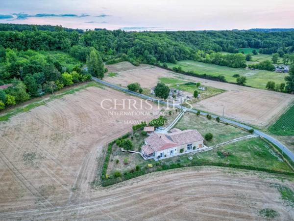 La Ferme de Cerisier Intemporelle Offrant des Vues de Campagne