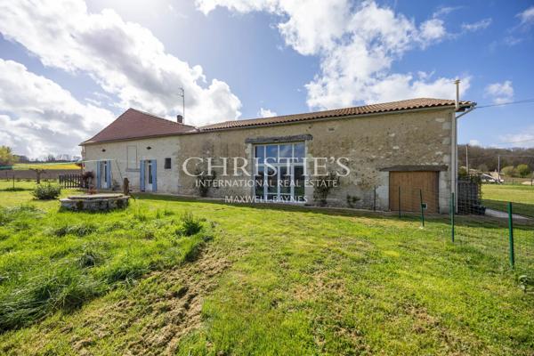 La Ferme de Cerisier Intemporelle Offrant des Vues de Campagne