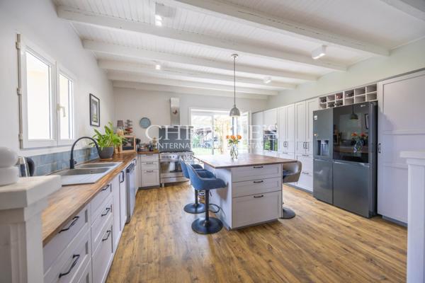 La Ferme de Cerisier Intemporelle Offrant des Vues de Campagne