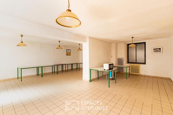 Ancien relais touristique de caractère avec dépendances et jardin face aux Pyrénées
