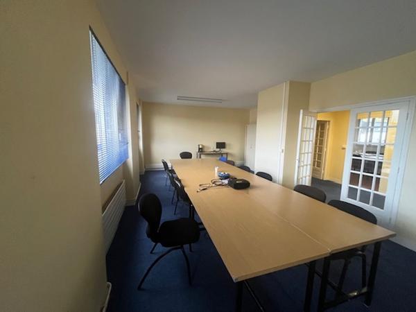 A VENDRE BATIMENT DE BUREAUX 392m² LANDIVISIAU