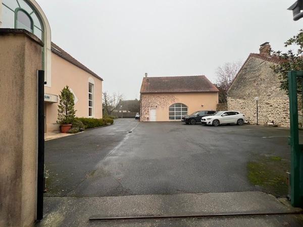 Bureaux à louer à Limours site indépendant avec nombreux stationnements
