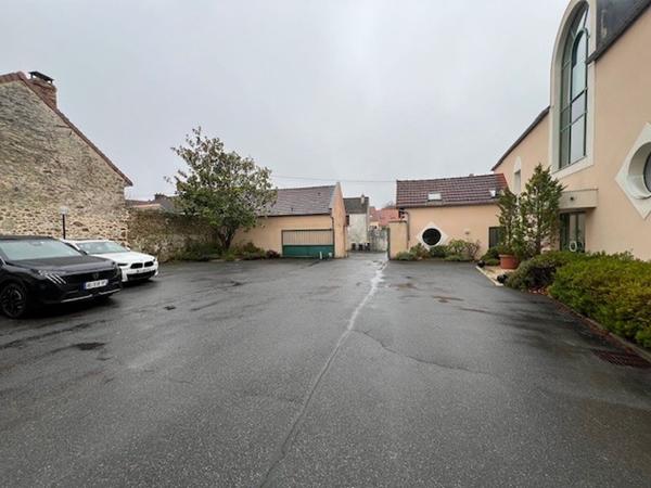 Bureaux à louer à Limours site indépendant avec nombreux stationnements