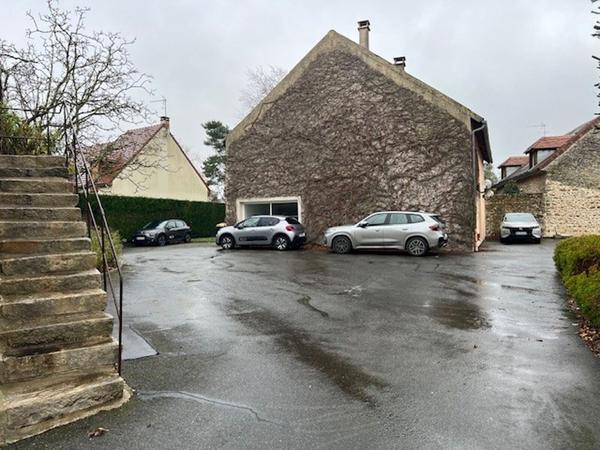 Bureaux à louer à Limours site indépendant avec nombreux stationnements
