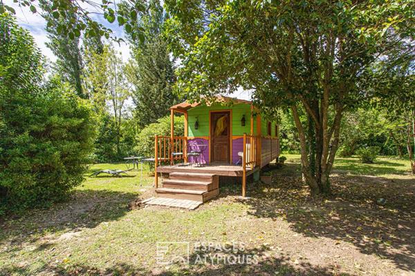 Mas du XVIe siècle et gîtes dans un écrin vert près d’Avignon