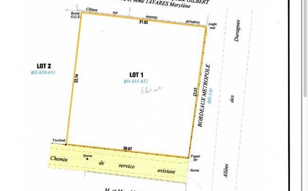 TAILLAN-MEDOC TERRAIN DE 989M2