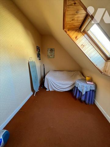 Maison d'habitation comprenant au rez-de-chaussée : entrée, salon/séjour, w.c, cuisine, une cha...