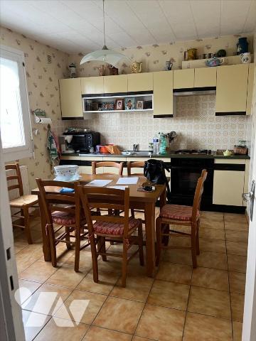 Maison d'habitation comprenant au rez-de-chaussée : entrée, salon/séjour, w.c, cuisine, une cha...