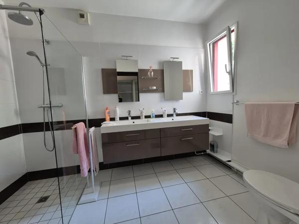 Maison contemporaine rare à Quintin Plain-pied avec jardin
