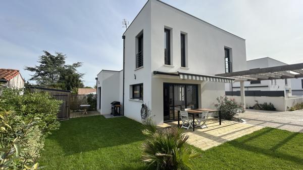 Maison
                                                                                                                                                                                                                                                                                                                        4 pièce(s)                                                                                                                                                                                                          3 chambre(s)                                                                                                                                                                                                          102.6  m²