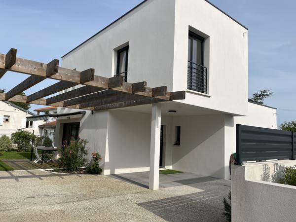 Maison
                                                                                                                                                                                                                                                                                                                        4 pièce(s)                                                                                                                                                                                                          3 chambre(s)                                                                                                                                                                                                          102.6  m²