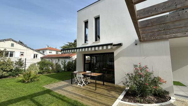 Maison
                                                                                                                                                                                                                                                                                                                        4 pièce(s)                                                                                                                                                                                                          3 chambre(s)                                                                                                                                                                                                          102.6  m²