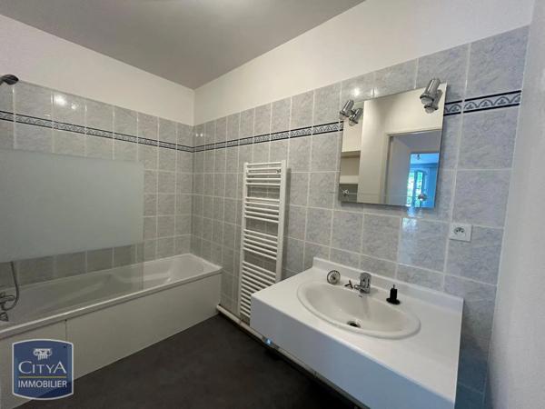 Appartement à louer 3 pièces 65.84m² Blois (41000)