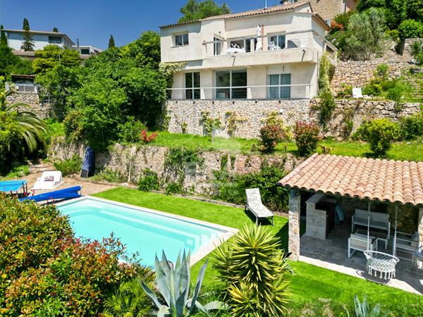 VILLA CONTEMPORAINE AU CALME ABSOLU A PIED DU COEUR DE MOUGINS