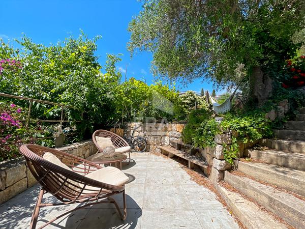 VILLA CONTEMPORAINE AU CALME ABSOLU A PIED DU COEUR DE MOUGINS