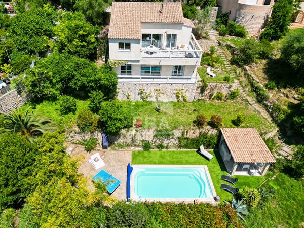 VILLA CONTEMPORAINE AU CALME ABSOLU A PIED DU COEUR DE MOUGINS