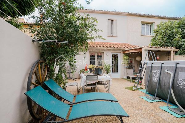 Maison de ville au Soler, à 10 minutes de Perpignan et son rare garage indépendant de 42 m² pour deux véhicules.

D'une surface habitable de 120 m², cette maison ancienne au charme préservé se développe sur deux niveaux. Au rez-de-chaussée, une grande pièce de vie réunit salon, séjour et cuisine ouverte entièrement équipée, organisée autour d'un îlot central avec bar et rangements intégrés.L'ensemble bénéficie d'une climatisation réversible dans le salon, pour un confort été comme hiver. Une buanderie et un WC indépendant complètent le rez-de-chaussée.
À l'étage, la maison offre trois chambres avec placards aménagés, une très grande salle de bains de 10 m² avec WC, douche à l'italienne, parquet ancien et grande fenêtre. Les sols en parquet d'origine et un escalier en fer forgé donnent à l'ensemble une véritable identité, entre cachet ancien et confort actuel.Côté extérieur, la maison bénéficie de deux jardins : un premier de 24 m² côté rue, simple espace de passage pour accéder à la maison, et un second de 50 m² à l'arrière, sans aucun vis-à-vis, aménagé avec une terrasse couverte et un espace détente. Une piscine hors-sol, incluse dans la vente, y est également installée.
Véritable atout de ce bien, un grand garage maçonné de 42 m²  est accessible directement depuis le jardin et dispose d'un accès indépendant par la rue arrière, permettant d'y garer deux véhicules facilement. Un espace rare à cette taille en cœur de village, à valoriser également comme atelier, stockage ou local d'activité.
Cette maison a fait l'objet de travaux de rénovation sérieux : électricité aux normes, isolation refaite et installation de panneaux solaires, pour un confort thermique optimisé et une maîtrise des charges. DPE : un nouveau diagnostic est en cours de réalisation (précédent diagnostic en classe A).
Un bien rare sur le secteur, alliant charme ancien, prestations modernes et un garage de belle taille difficile à trouver en cœur de village. Compte tenu de la qualité du bien et de son emplacement, les visites seront organisées rapidement.
Contactez-moi dès aujourd'hui pour organiser votre visite.