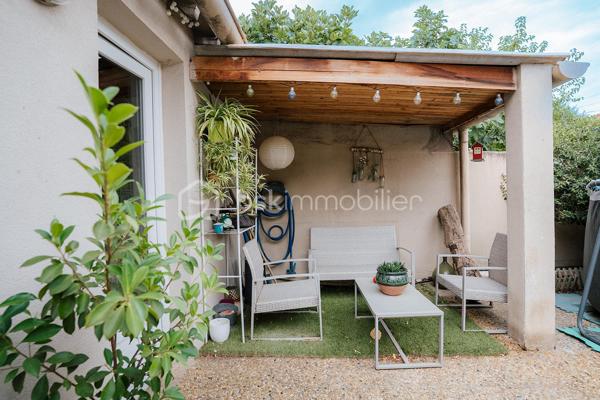 Maison de ville au Soler, à 10 minutes de Perpignan et son rare garage indépendant de 42 m² pour deux véhicules.

D'une surface habitable de 120 m², cette maison ancienne au charme préservé se développe sur deux niveaux. Au rez-de-chaussée, une grande pièce de vie réunit salon, séjour et cuisine ouverte entièrement équipée, organisée autour d'un îlot central avec bar et rangements intégrés.L'ensemble bénéficie d'une climatisation réversible dans le salon, pour un confort été comme hiver. Une buanderie et un WC indépendant complètent le rez-de-chaussée.
À l'étage, la maison offre trois chambres avec placards aménagés, une très grande salle de bains de 10 m² avec WC, douche à l'italienne, parquet ancien et grande fenêtre. Les sols en parquet d'origine et un escalier en fer forgé donnent à l'ensemble une véritable identité, entre cachet ancien et confort actuel.Côté extérieur, la maison bénéficie de deux jardins : un premier de 24 m² côté rue, simple espace de passage pour accéder à la maison, et un second de 50 m² à l'arrière, sans aucun vis-à-vis, aménagé avec une terrasse couverte et un espace détente. Une piscine hors-sol, incluse dans la vente, y est également installée.
Véritable atout de ce bien, un grand garage maçonné de 42 m²  est accessible directement depuis le jardin et dispose d'un accès indépendant par la rue arrière, permettant d'y garer deux véhicules facilement. Un espace rare à cette taille en cœur de village, à valoriser également comme atelier, stockage ou local d'activité.
Cette maison a fait l'objet de travaux de rénovation sérieux : électricité aux normes, isolation refaite et installation de panneaux solaires, pour un confort thermique optimisé et une maîtrise des charges. DPE : un nouveau diagnostic est en cours de réalisation (précédent diagnostic en classe A).
Un bien rare sur le secteur, alliant charme ancien, prestations modernes et un garage de belle taille difficile à trouver en cœur de village. Compte tenu de la qualité du bien et de son emplacement, les visites seront organisées rapidement.
Contactez-moi dès aujourd'hui pour organiser votre visite.