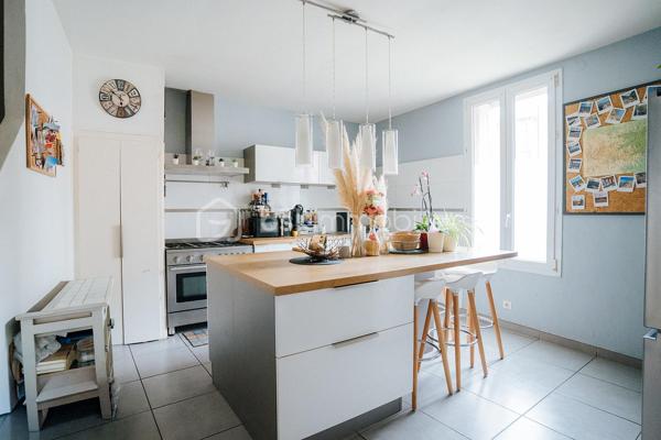 Maison de ville au Soler, à 10 minutes de Perpignan et son rare garage indépendant de 42 m² pour deux véhicules.

D'une surface habitable de 120 m², cette maison ancienne au charme préservé se développe sur deux niveaux. Au rez-de-chaussée, une grande pièce de vie réunit salon, séjour et cuisine ouverte entièrement équipée, organisée autour d'un îlot central avec bar et rangements intégrés.L'ensemble bénéficie d'une climatisation réversible dans le salon, pour un confort été comme hiver. Une buanderie et un WC indépendant complètent le rez-de-chaussée.
À l'étage, la maison offre trois chambres avec placards aménagés, une très grande salle de bains de 10 m² avec WC, douche à l'italienne, parquet ancien et grande fenêtre. Les sols en parquet d'origine et un escalier en fer forgé donnent à l'ensemble une véritable identité, entre cachet ancien et confort actuel.Côté extérieur, la maison bénéficie de deux jardins : un premier de 24 m² côté rue, simple espace de passage pour accéder à la maison, et un second de 50 m² à l'arrière, sans aucun vis-à-vis, aménagé avec une terrasse couverte et un espace détente. Une piscine hors-sol, incluse dans la vente, y est également installée.
Véritable atout de ce bien, un grand garage maçonné de 42 m²  est accessible directement depuis le jardin et dispose d'un accès indépendant par la rue arrière, permettant d'y garer deux véhicules facilement. Un espace rare à cette taille en cœur de village, à valoriser également comme atelier, stockage ou local d'activité.
Cette maison a fait l'objet de travaux de rénovation sérieux : électricité aux normes, isolation refaite et installation de panneaux solaires, pour un confort thermique optimisé et une maîtrise des charges. DPE : un nouveau diagnostic est en cours de réalisation (précédent diagnostic en classe A).
Un bien rare sur le secteur, alliant charme ancien, prestations modernes et un garage de belle taille difficile à trouver en cœur de village. Compte tenu de la qualité du bien et de son emplacement, les visites seront organisées rapidement.
Contactez-moi dès aujourd'hui pour organiser votre visite.