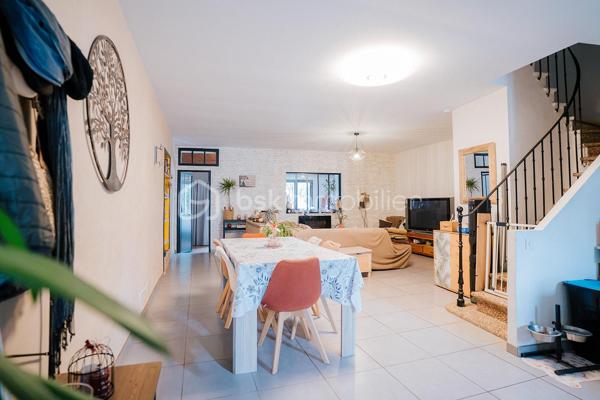 Maison de ville au Soler, à 10 minutes de Perpignan et son rare garage indépendant de 42 m² pour deux véhicules.

D'une surface habitable de 120 m², cette maison ancienne au charme préservé se développe sur deux niveaux. Au rez-de-chaussée, une grande pièce de vie réunit salon, séjour et cuisine ouverte entièrement équipée, organisée autour d'un îlot central avec bar et rangements intégrés.L'ensemble bénéficie d'une climatisation réversible dans le salon, pour un confort été comme hiver. Une buanderie et un WC indépendant complètent le rez-de-chaussée.
À l'étage, la maison offre trois chambres avec placards aménagés, une très grande salle de bains de 10 m² avec WC, douche à l'italienne, parquet ancien et grande fenêtre. Les sols en parquet d'origine et un escalier en fer forgé donnent à l'ensemble une véritable identité, entre cachet ancien et confort actuel.Côté extérieur, la maison bénéficie de deux jardins : un premier de 24 m² côté rue, simple espace de passage pour accéder à la maison, et un second de 50 m² à l'arrière, sans aucun vis-à-vis, aménagé avec une terrasse couverte et un espace détente. Une piscine hors-sol, incluse dans la vente, y est également installée.
Véritable atout de ce bien, un grand garage maçonné de 42 m²  est accessible directement depuis le jardin et dispose d'un accès indépendant par la rue arrière, permettant d'y garer deux véhicules facilement. Un espace rare à cette taille en cœur de village, à valoriser également comme atelier, stockage ou local d'activité.
Cette maison a fait l'objet de travaux de rénovation sérieux : électricité aux normes, isolation refaite et installation de panneaux solaires, pour un confort thermique optimisé et une maîtrise des charges. DPE : un nouveau diagnostic est en cours de réalisation (précédent diagnostic en classe A).
Un bien rare sur le secteur, alliant charme ancien, prestations modernes et un garage de belle taille difficile à trouver en cœur de village. Compte tenu de la qualité du bien et de son emplacement, les visites seront organisées rapidement.
Contactez-moi dès aujourd'hui pour organiser votre visite.