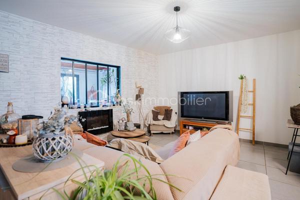 Maison de ville au Soler, à 10 minutes de Perpignan et son rare garage indépendant de 42 m² pour deux véhicules.

D'une surface habitable de 120 m², cette maison ancienne au charme préservé se développe sur deux niveaux. Au rez-de-chaussée, une grande pièce de vie réunit salon, séjour et cuisine ouverte entièrement équipée, organisée autour d'un îlot central avec bar et rangements intégrés.L'ensemble bénéficie d'une climatisation réversible dans le salon, pour un confort été comme hiver. Une buanderie et un WC indépendant complètent le rez-de-chaussée.
À l'étage, la maison offre trois chambres avec placards aménagés, une très grande salle de bains de 10 m² avec WC, douche à l'italienne, parquet ancien et grande fenêtre. Les sols en parquet d'origine et un escalier en fer forgé donnent à l'ensemble une véritable identité, entre cachet ancien et confort actuel.Côté extérieur, la maison bénéficie de deux jardins : un premier de 24 m² côté rue, simple espace de passage pour accéder à la maison, et un second de 50 m² à l'arrière, sans aucun vis-à-vis, aménagé avec une terrasse couverte et un espace détente. Une piscine hors-sol, incluse dans la vente, y est également installée.
Véritable atout de ce bien, un grand garage maçonné de 42 m²  est accessible directement depuis le jardin et dispose d'un accès indépendant par la rue arrière, permettant d'y garer deux véhicules facilement. Un espace rare à cette taille en cœur de village, à valoriser également comme atelier, stockage ou local d'activité.
Cette maison a fait l'objet de travaux de rénovation sérieux : électricité aux normes, isolation refaite et installation de panneaux solaires, pour un confort thermique optimisé et une maîtrise des charges. DPE : un nouveau diagnostic est en cours de réalisation (précédent diagnostic en classe A).
Un bien rare sur le secteur, alliant charme ancien, prestations modernes et un garage de belle taille difficile à trouver en cœur de village. Compte tenu de la qualité du bien et de son emplacement, les visites seront organisées rapidement.
Contactez-moi dès aujourd'hui pour organiser votre visite.