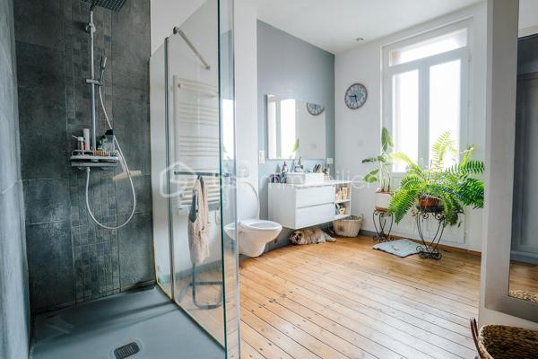 Maison de ville au Soler, à 10 minutes de Perpignan et son rare garage indépendant de 42 m² pour deux véhicules.

D'une surface habitable de 120 m², cette maison ancienne au charme préservé se développe sur deux niveaux. Au rez-de-chaussée, une grande pièce de vie réunit salon, séjour et cuisine ouverte entièrement équipée, organisée autour d'un îlot central avec bar et rangements intégrés.L'ensemble bénéficie d'une climatisation réversible dans le salon, pour un confort été comme hiver. Une buanderie et un WC indépendant complètent le rez-de-chaussée.
À l'étage, la maison offre trois chambres avec placards aménagés, une très grande salle de bains de 10 m² avec WC, douche à l'italienne, parquet ancien et grande fenêtre. Les sols en parquet d'origine et un escalier en fer forgé donnent à l'ensemble une véritable identité, entre cachet ancien et confort actuel.Côté extérieur, la maison bénéficie de deux jardins : un premier de 24 m² côté rue, simple espace de passage pour accéder à la maison, et un second de 50 m² à l'arrière, sans aucun vis-à-vis, aménagé avec une terrasse couverte et un espace détente. Une piscine hors-sol, incluse dans la vente, y est également installée.
Véritable atout de ce bien, un grand garage maçonné de 42 m²  est accessible directement depuis le jardin et dispose d'un accès indépendant par la rue arrière, permettant d'y garer deux véhicules facilement. Un espace rare à cette taille en cœur de village, à valoriser également comme atelier, stockage ou local d'activité.
Cette maison a fait l'objet de travaux de rénovation sérieux : électricité aux normes, isolation refaite et installation de panneaux solaires, pour un confort thermique optimisé et une maîtrise des charges. DPE : un nouveau diagnostic est en cours de réalisation (précédent diagnostic en classe A).
Un bien rare sur le secteur, alliant charme ancien, prestations modernes et un garage de belle taille difficile à trouver en cœur de village. Compte tenu de la qualité du bien et de son emplacement, les visites seront organisées rapidement.
Contactez-moi dès aujourd'hui pour organiser votre visite.