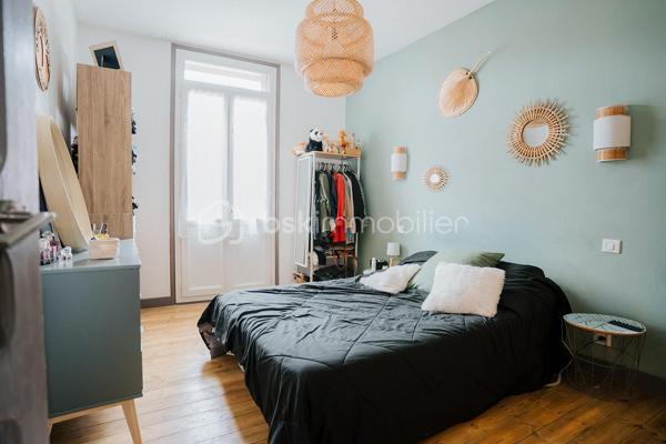 Maison de ville au Soler, à 10 minutes de Perpignan et son rare garage indépendant de 42 m² pour deux véhicules.

D'une surface habitable de 120 m², cette maison ancienne au charme préservé se développe sur deux niveaux. Au rez-de-chaussée, une grande pièce de vie réunit salon, séjour et cuisine ouverte entièrement équipée, organisée autour d'un îlot central avec bar et rangements intégrés.L'ensemble bénéficie d'une climatisation réversible dans le salon, pour un confort été comme hiver. Une buanderie et un WC indépendant complètent le rez-de-chaussée.
À l'étage, la maison offre trois chambres avec placards aménagés, une très grande salle de bains de 10 m² avec WC, douche à l'italienne, parquet ancien et grande fenêtre. Les sols en parquet d'origine et un escalier en fer forgé donnent à l'ensemble une véritable identité, entre cachet ancien et confort actuel.Côté extérieur, la maison bénéficie de deux jardins : un premier de 24 m² côté rue, simple espace de passage pour accéder à la maison, et un second de 50 m² à l'arrière, sans aucun vis-à-vis, aménagé avec une terrasse couverte et un espace détente. Une piscine hors-sol, incluse dans la vente, y est également installée.
Véritable atout de ce bien, un grand garage maçonné de 42 m²  est accessible directement depuis le jardin et dispose d'un accès indépendant par la rue arrière, permettant d'y garer deux véhicules facilement. Un espace rare à cette taille en cœur de village, à valoriser également comme atelier, stockage ou local d'activité.
Cette maison a fait l'objet de travaux de rénovation sérieux : électricité aux normes, isolation refaite et installation de panneaux solaires, pour un confort thermique optimisé et une maîtrise des charges. DPE : un nouveau diagnostic est en cours de réalisation (précédent diagnostic en classe A).
Un bien rare sur le secteur, alliant charme ancien, prestations modernes et un garage de belle taille difficile à trouver en cœur de village. Compte tenu de la qualité du bien et de son emplacement, les visites seront organisées rapidement.
Contactez-moi dès aujourd'hui pour organiser votre visite.