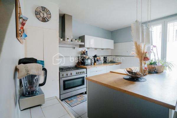 Maison de ville au Soler, à 10 minutes de Perpignan et son rare garage indépendant de 42 m² pour deux véhicules.

D'une surface habitable de 120 m², cette maison ancienne au charme préservé se développe sur deux niveaux. Au rez-de-chaussée, une grande pièce de vie réunit salon, séjour et cuisine ouverte entièrement équipée, organisée autour d'un îlot central avec bar et rangements intégrés.L'ensemble bénéficie d'une climatisation réversible dans le salon, pour un confort été comme hiver. Une buanderie et un WC indépendant complètent le rez-de-chaussée.
À l'étage, la maison offre trois chambres avec placards aménagés, une très grande salle de bains de 10 m² avec WC, douche à l'italienne, parquet ancien et grande fenêtre. Les sols en parquet d'origine et un escalier en fer forgé donnent à l'ensemble une véritable identité, entre cachet ancien et confort actuel.Côté extérieur, la maison bénéficie de deux jardins : un premier de 24 m² côté rue, simple espace de passage pour accéder à la maison, et un second de 50 m² à l'arrière, sans aucun vis-à-vis, aménagé avec une terrasse couverte et un espace détente. Une piscine hors-sol, incluse dans la vente, y est également installée.
Véritable atout de ce bien, un grand garage maçonné de 42 m²  est accessible directement depuis le jardin et dispose d'un accès indépendant par la rue arrière, permettant d'y garer deux véhicules facilement. Un espace rare à cette taille en cœur de village, à valoriser également comme atelier, stockage ou local d'activité.
Cette maison a fait l'objet de travaux de rénovation sérieux : électricité aux normes, isolation refaite et installation de panneaux solaires, pour un confort thermique optimisé et une maîtrise des charges. DPE : un nouveau diagnostic est en cours de réalisation (précédent diagnostic en classe A).
Un bien rare sur le secteur, alliant charme ancien, prestations modernes et un garage de belle taille difficile à trouver en cœur de village. Compte tenu de la qualité du bien et de son emplacement, les visites seront organisées rapidement.
Contactez-moi dès aujourd'hui pour organiser votre visite.