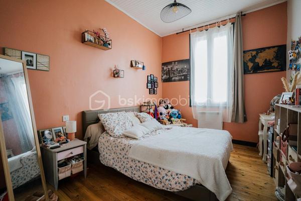 Maison de ville au Soler, à 10 minutes de Perpignan et son rare garage indépendant de 42 m² pour deux véhicules.

D'une surface habitable de 120 m², cette maison ancienne au charme préservé se développe sur deux niveaux. Au rez-de-chaussée, une grande pièce de vie réunit salon, séjour et cuisine ouverte entièrement équipée, organisée autour d'un îlot central avec bar et rangements intégrés.L'ensemble bénéficie d'une climatisation réversible dans le salon, pour un confort été comme hiver. Une buanderie et un WC indépendant complètent le rez-de-chaussée.
À l'étage, la maison offre trois chambres avec placards aménagés, une très grande salle de bains de 10 m² avec WC, douche à l'italienne, parquet ancien et grande fenêtre. Les sols en parquet d'origine et un escalier en fer forgé donnent à l'ensemble une véritable identité, entre cachet ancien et confort actuel.Côté extérieur, la maison bénéficie de deux jardins : un premier de 24 m² côté rue, simple espace de passage pour accéder à la maison, et un second de 50 m² à l'arrière, sans aucun vis-à-vis, aménagé avec une terrasse couverte et un espace détente. Une piscine hors-sol, incluse dans la vente, y est également installée.
Véritable atout de ce bien, un grand garage maçonné de 42 m²  est accessible directement depuis le jardin et dispose d'un accès indépendant par la rue arrière, permettant d'y garer deux véhicules facilement. Un espace rare à cette taille en cœur de village, à valoriser également comme atelier, stockage ou local d'activité.
Cette maison a fait l'objet de travaux de rénovation sérieux : électricité aux normes, isolation refaite et installation de panneaux solaires, pour un confort thermique optimisé et une maîtrise des charges. DPE : un nouveau diagnostic est en cours de réalisation (précédent diagnostic en classe A).
Un bien rare sur le secteur, alliant charme ancien, prestations modernes et un garage de belle taille difficile à trouver en cœur de village. Compte tenu de la qualité du bien et de son emplacement, les visites seront organisées rapidement.
Contactez-moi dès aujourd'hui pour organiser votre visite.