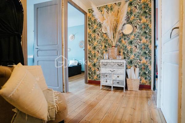 Maison de ville au Soler, à 10 minutes de Perpignan et son rare garage indépendant de 42 m² pour deux véhicules.

D'une surface habitable de 120 m², cette maison ancienne au charme préservé se développe sur deux niveaux. Au rez-de-chaussée, une grande pièce de vie réunit salon, séjour et cuisine ouverte entièrement équipée, organisée autour d'un îlot central avec bar et rangements intégrés.L'ensemble bénéficie d'une climatisation réversible dans le salon, pour un confort été comme hiver. Une buanderie et un WC indépendant complètent le rez-de-chaussée.
À l'étage, la maison offre trois chambres avec placards aménagés, une très grande salle de bains de 10 m² avec WC, douche à l'italienne, parquet ancien et grande fenêtre. Les sols en parquet d'origine et un escalier en fer forgé donnent à l'ensemble une véritable identité, entre cachet ancien et confort actuel.Côté extérieur, la maison bénéficie de deux jardins : un premier de 24 m² côté rue, simple espace de passage pour accéder à la maison, et un second de 50 m² à l'arrière, sans aucun vis-à-vis, aménagé avec une terrasse couverte et un espace détente. Une piscine hors-sol, incluse dans la vente, y est également installée.
Véritable atout de ce bien, un grand garage maçonné de 42 m²  est accessible directement depuis le jardin et dispose d'un accès indépendant par la rue arrière, permettant d'y garer deux véhicules facilement. Un espace rare à cette taille en cœur de village, à valoriser également comme atelier, stockage ou local d'activité.
Cette maison a fait l'objet de travaux de rénovation sérieux : électricité aux normes, isolation refaite et installation de panneaux solaires, pour un confort thermique optimisé et une maîtrise des charges. DPE : un nouveau diagnostic est en cours de réalisation (précédent diagnostic en classe A).
Un bien rare sur le secteur, alliant charme ancien, prestations modernes et un garage de belle taille difficile à trouver en cœur de village. Compte tenu de la qualité du bien et de son emplacement, les visites seront organisées rapidement.
Contactez-moi dès aujourd'hui pour organiser votre visite.