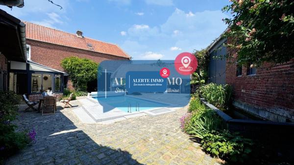 Corps de ferme au carré avec grange, piscine, 3 ch + 6 poss