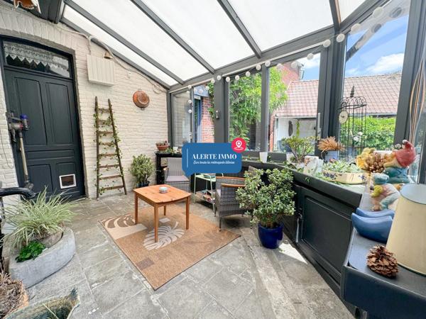 Corps de ferme au carré avec grange, piscine, 3 ch + 6 poss