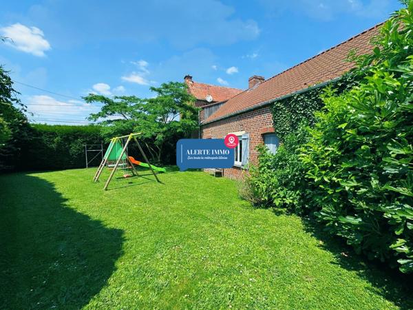 Corps de ferme au carré avec grange, piscine, 3 ch + 6 poss