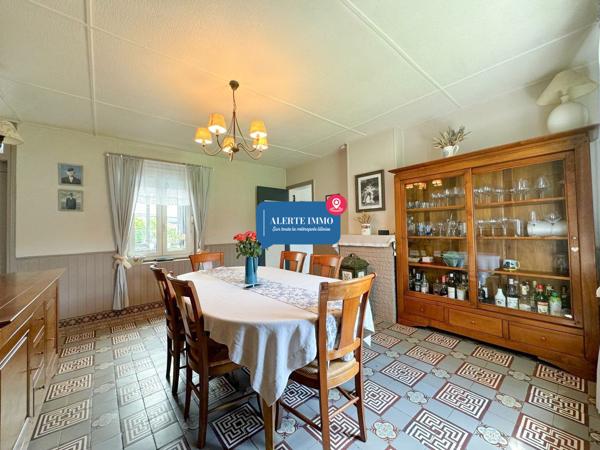 Corps de ferme au carré avec grange, piscine, 3 ch + 6 poss