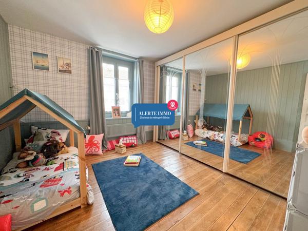 Corps de ferme au carré avec grange, piscine, 3 ch + 6 poss